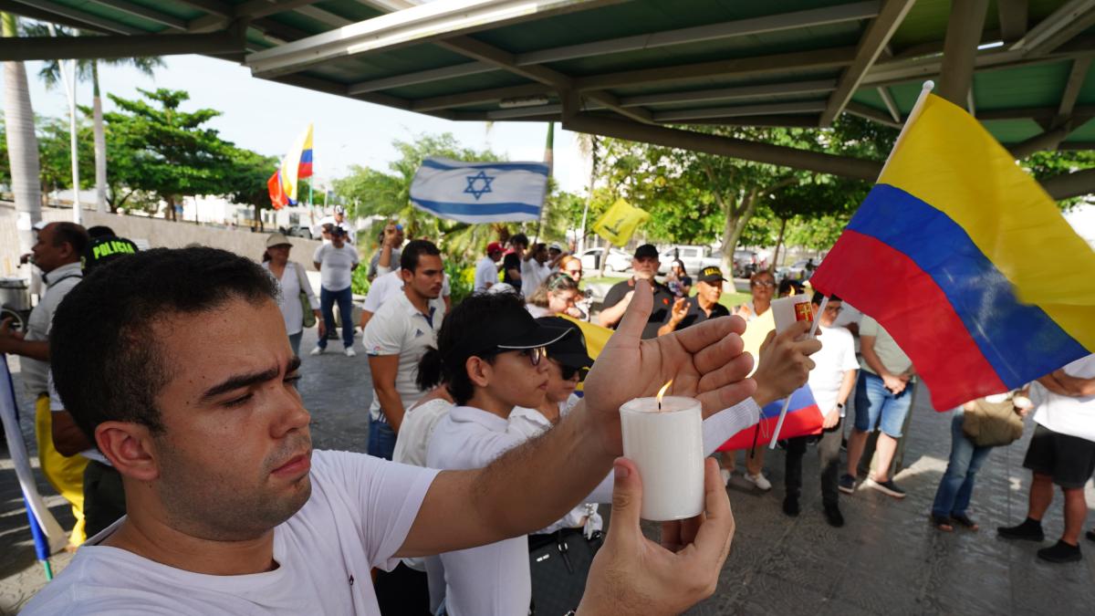 Con plántulas, escrituras y oraciones, las ciudades están llorando por la salud de Miguel Uribe: piden paz

 – Desde dentro