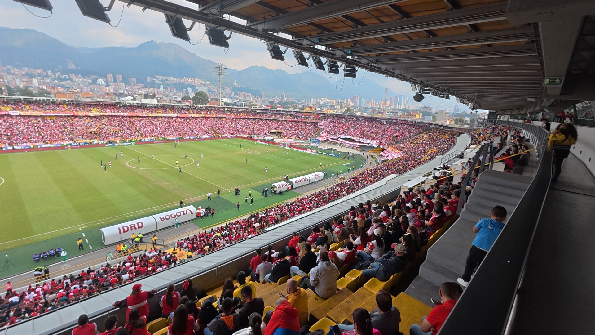 El otro juego: ¿Cómo mueve el fútbol la economía y la ciudad?

 – Desde dentro