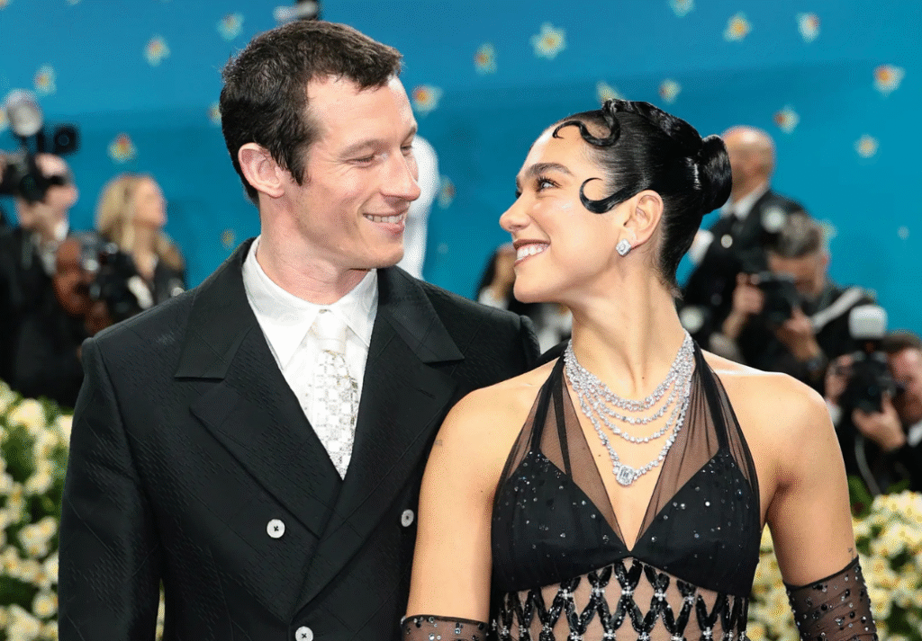 Dua Lipa anunció su compromiso con el actor Callum Turner

 – Desde dentro