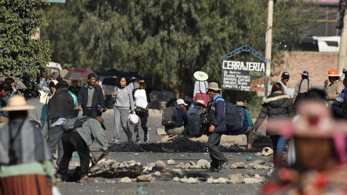 El gobierno de Bolivia condena por el «terrorismo» y otros 7 crímenes para EVO Morales para promover los bloqueos de la carretera

 – Desde dentro
