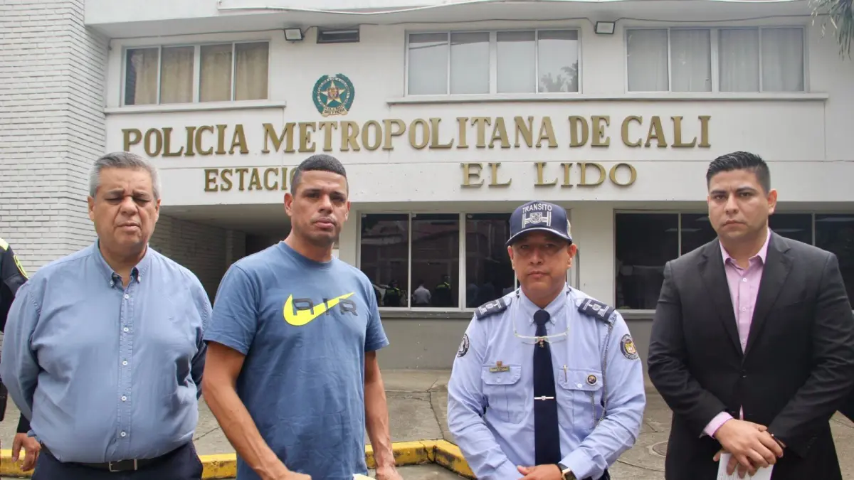 El hombre se disculpó con el agente de tránsito, a quien llegó a la cirugía

 – Desde dentro