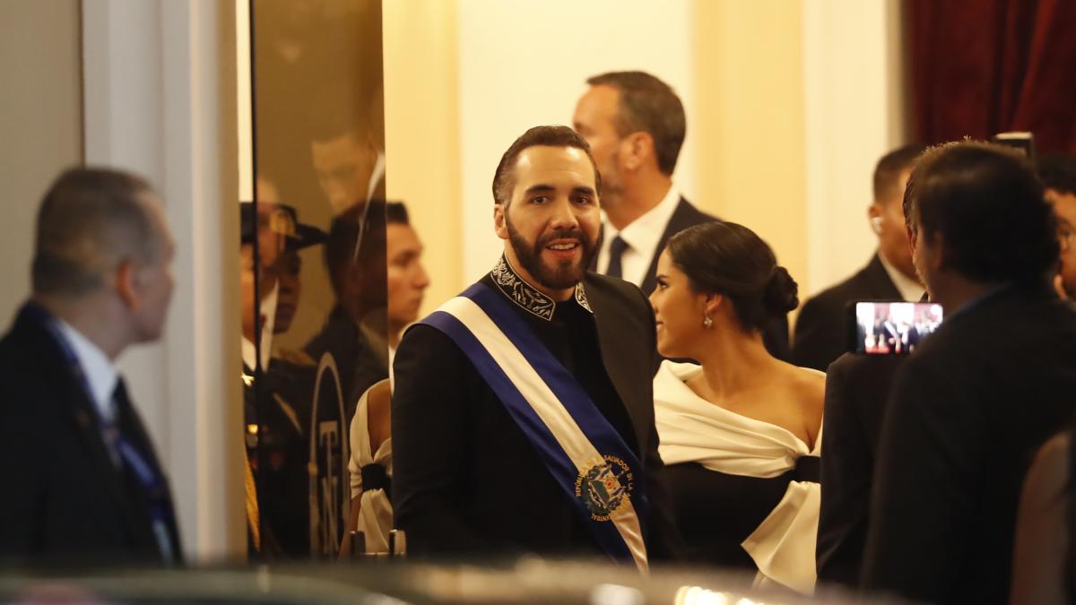 El presidente salvadoreño, Nayib Bukele, asegura que «tiene desapercibido de ser llamado dictador»

 – Desde dentro