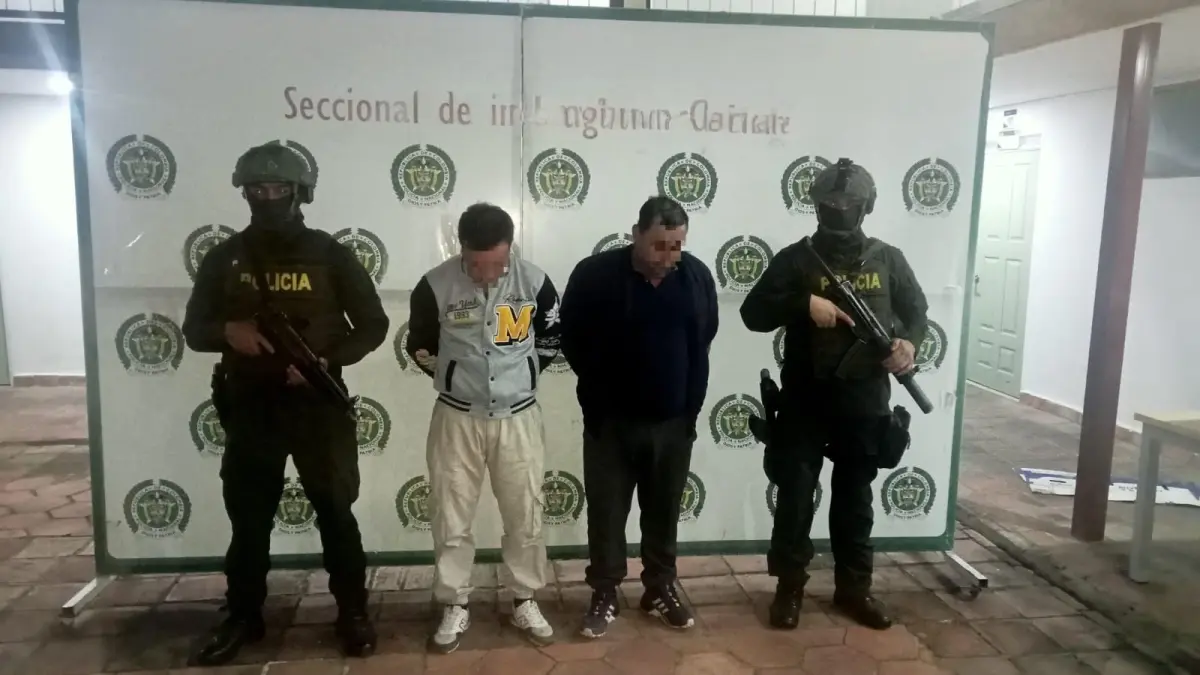 Encuentran un camión cargado de rifles, municiones y uniformes militares

 – Desde dentro