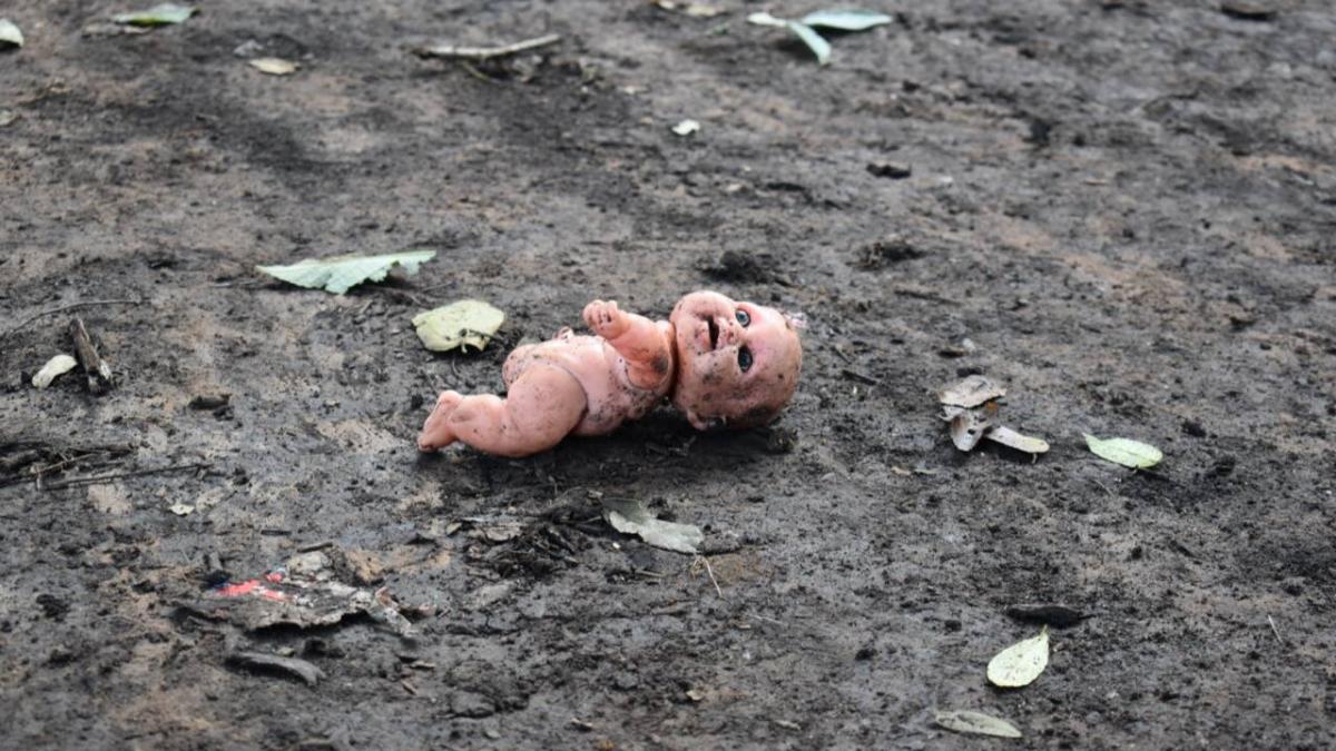 Fue un rescate conmovedor de un niño abandonado, sin comida, golpeado y encerrado en casa en absoluto

 – Desde dentro