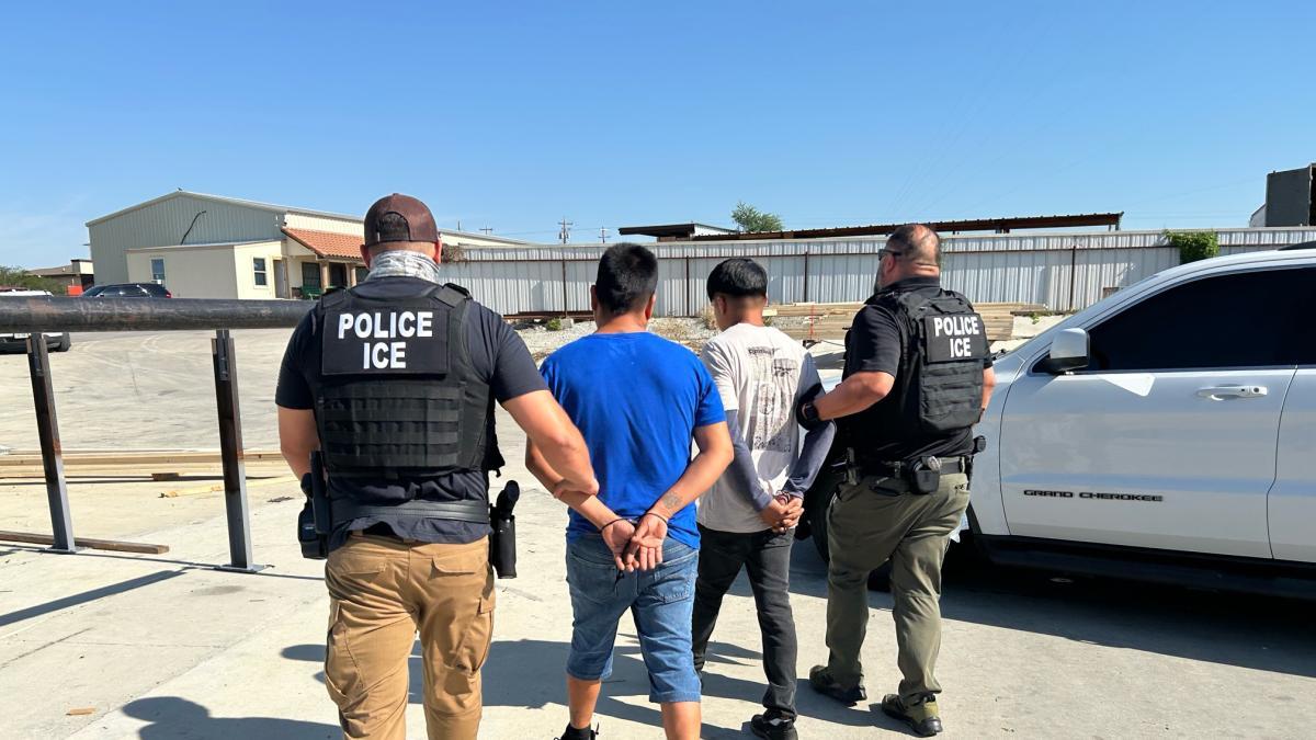 Ice hizo un ataque sorpresa en Chicago, cayeron con esta trampa y los arrestaron

 – Desde dentro