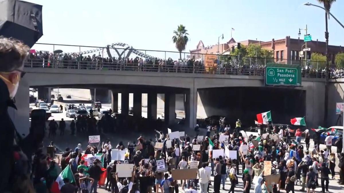 Las protestas en Los Ángeles se hacen cargo de las carreteras, mientras que la Guardia Nacional oprime la manifestación

 – Desde dentro