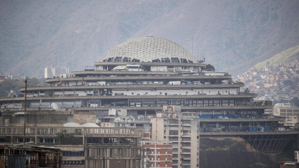 Ni siquiera el deporte se salva de la opresión de Nicolás Maduro en Venezuela, detienen a los fanáticos de un equipo de fútbol

 – Desde dentro