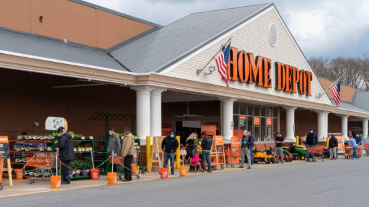 Se mira a este Home Depot y lo que sucedió en el estacionamiento lo dice todo.

 – Desde dentro