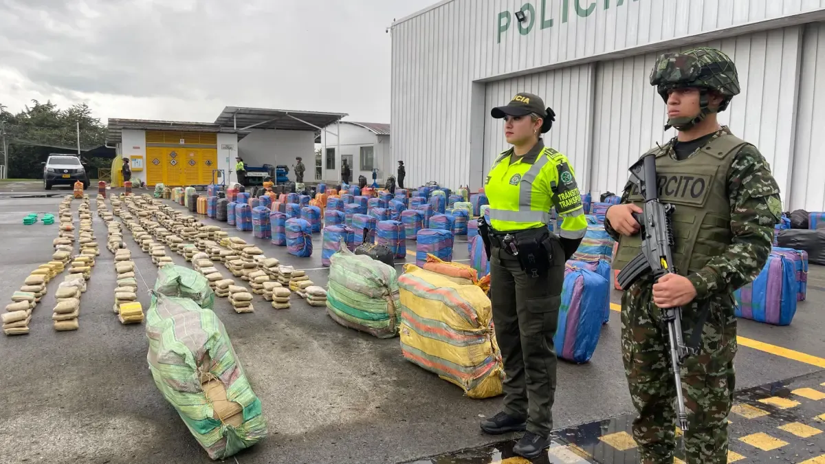 Traktocamion cayó en Tuluá y tenía cuatro toneladas de marihuana escondida en paquetes de papa

 – Desde dentro