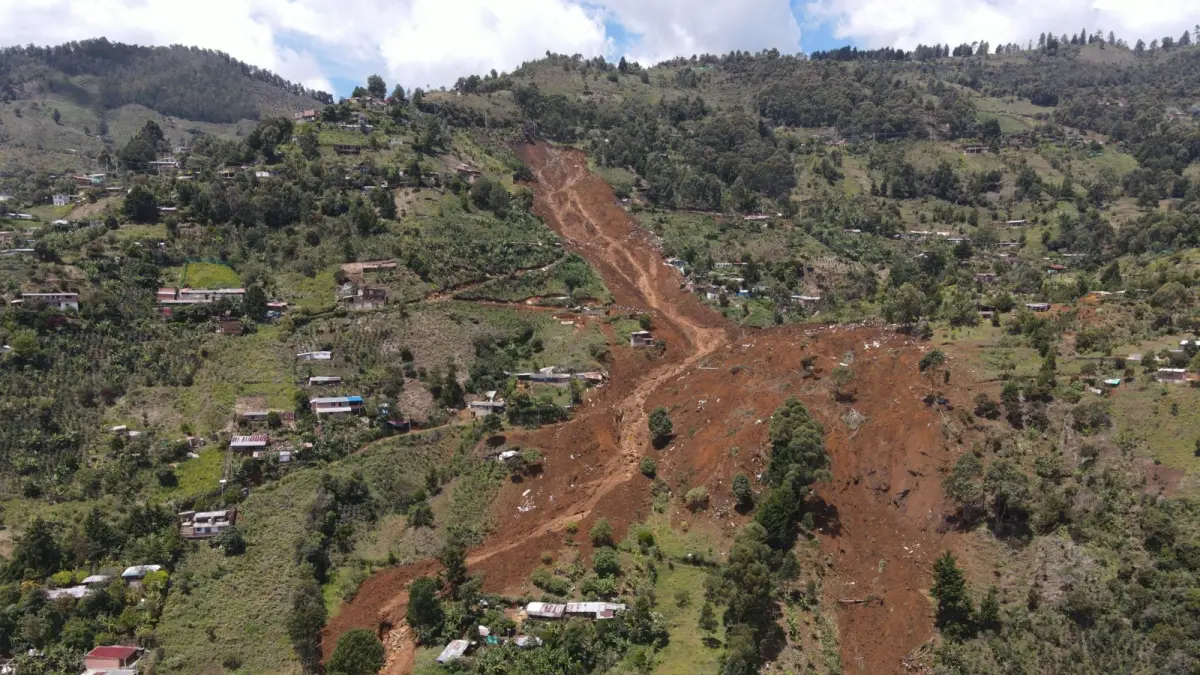 Existe un riesgo de tragedia, como agua cruda a saturada en las laderas.

 – Desde dentro