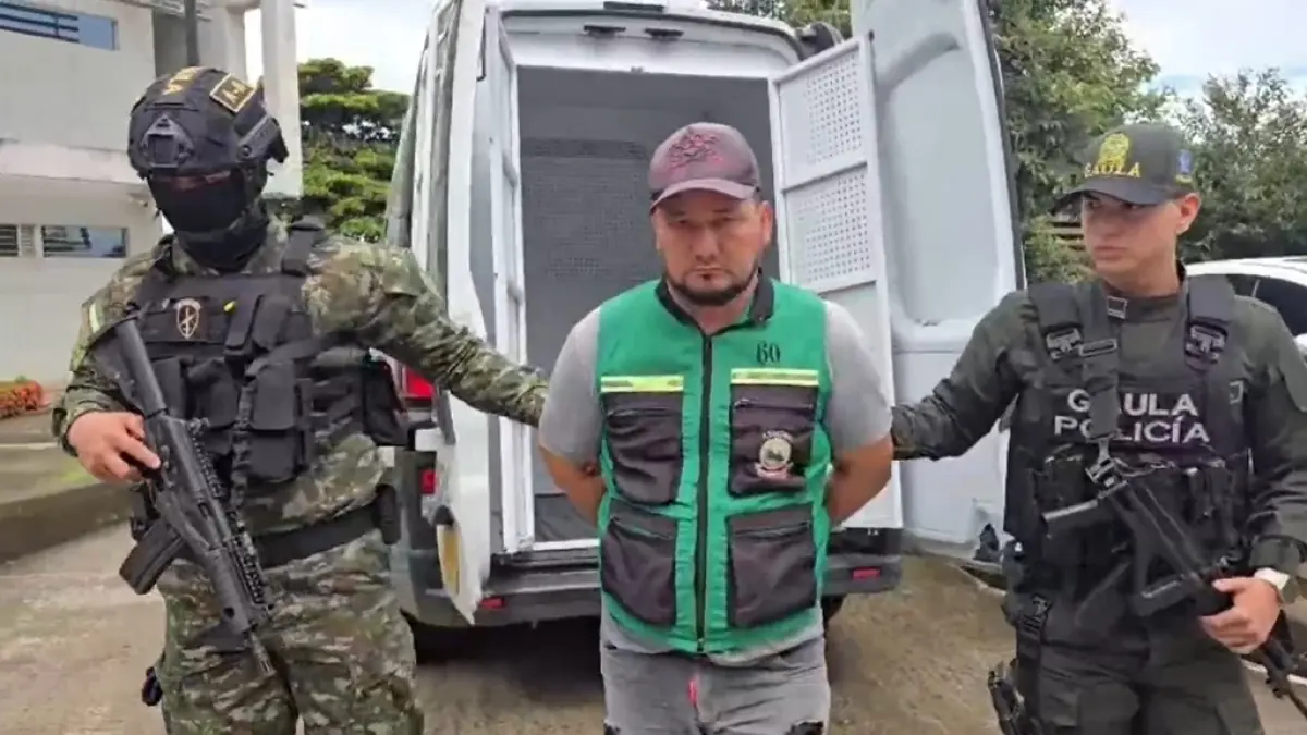De esta manera, realizaron extorsión que llamaron a los campesinos a reuniones y atacaron explosivos que no participaron

 – Desde dentro