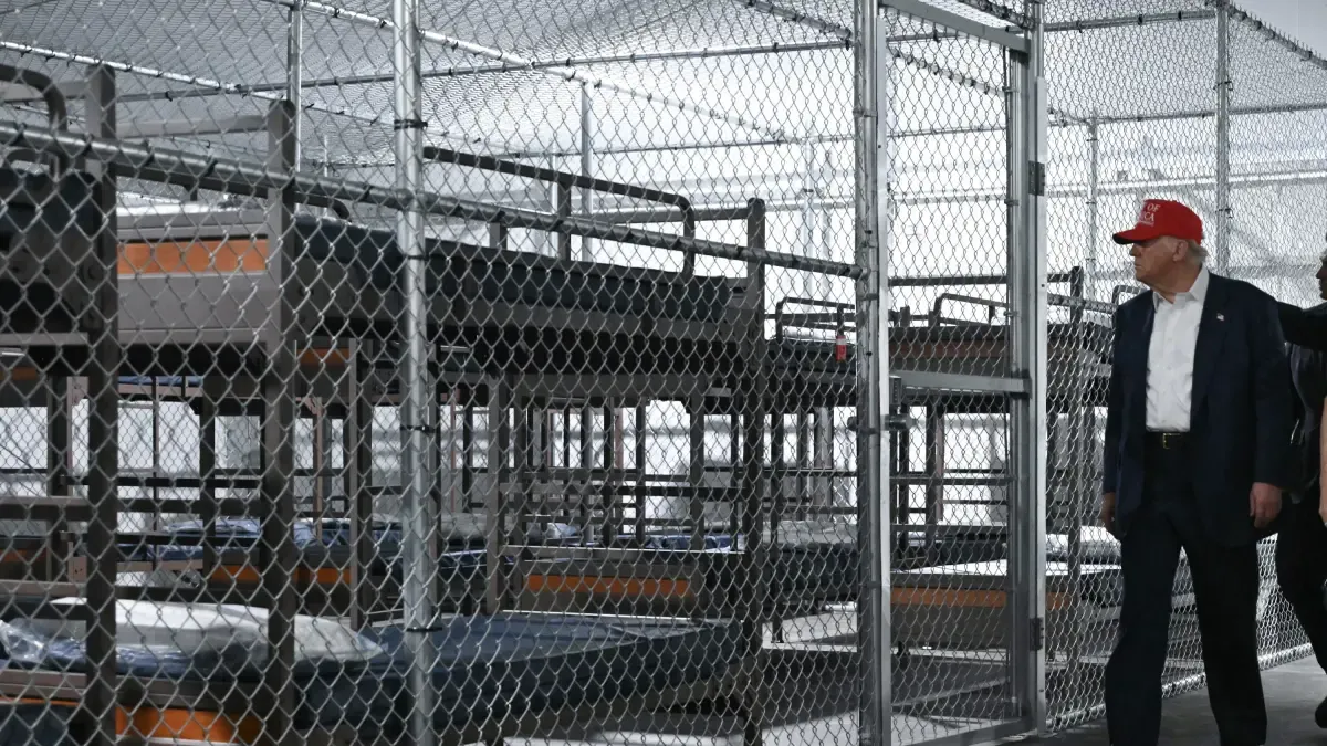 Estos serán los primeros migrantes en llegar a Alcatraz de Los Caimanes en Florida

 – Desde dentro