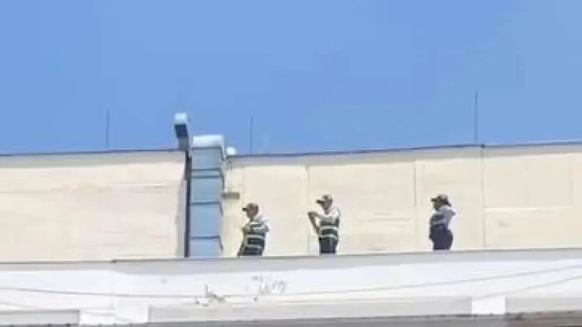 Esta es la razón por la cual los agentes de tráfico estaban en el techo del edificio en todo: la oficina del alcalde respondió

 – Desde dentro