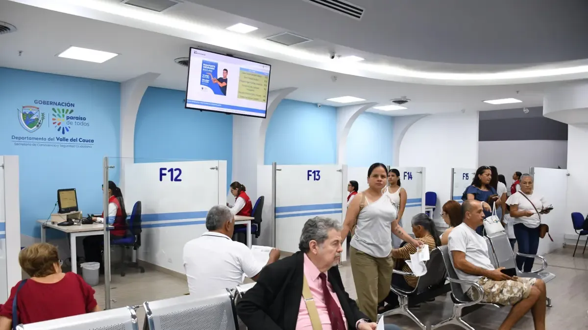 ¿Cómo está trabajando la oficina para proporcionar pasaportes en Valle del Cauca, a pesar del desastre en el Acuerdo Nacional?

 – Desde dentro