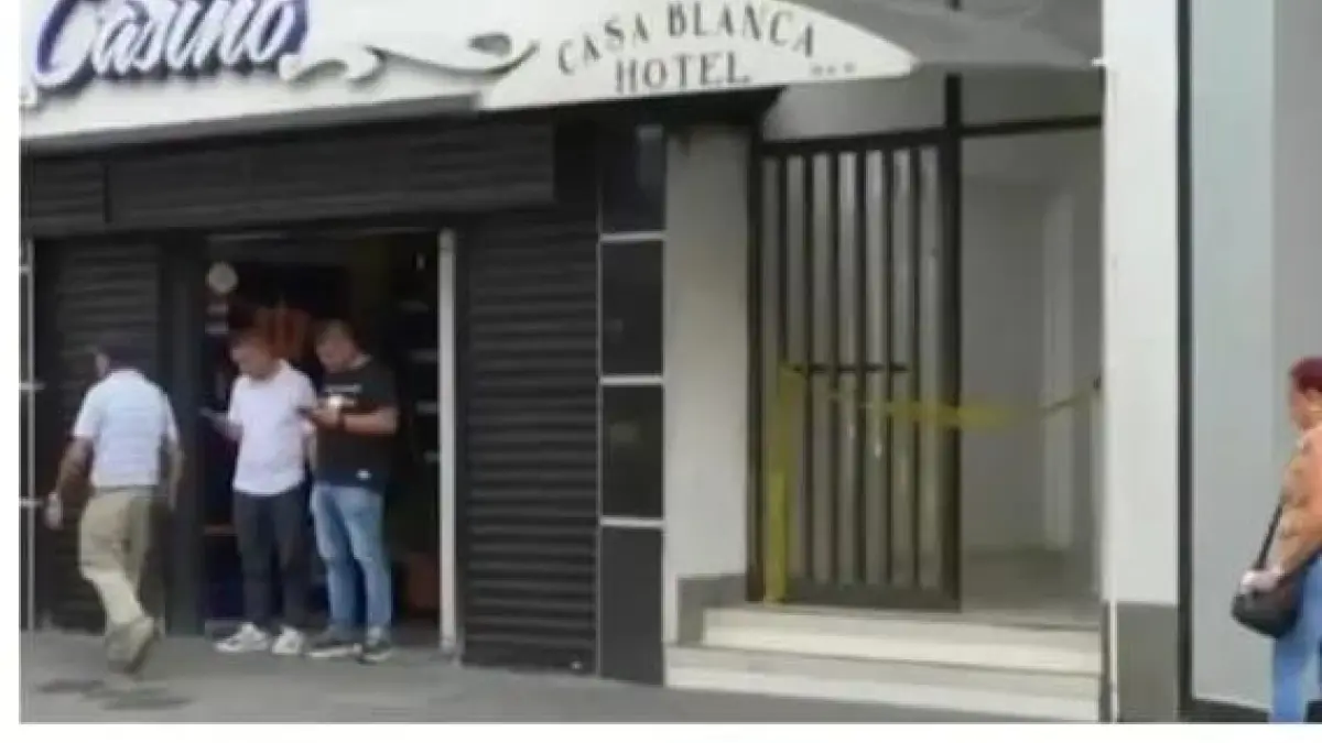 Masacre en el hotel Valle

 – Desde dentro