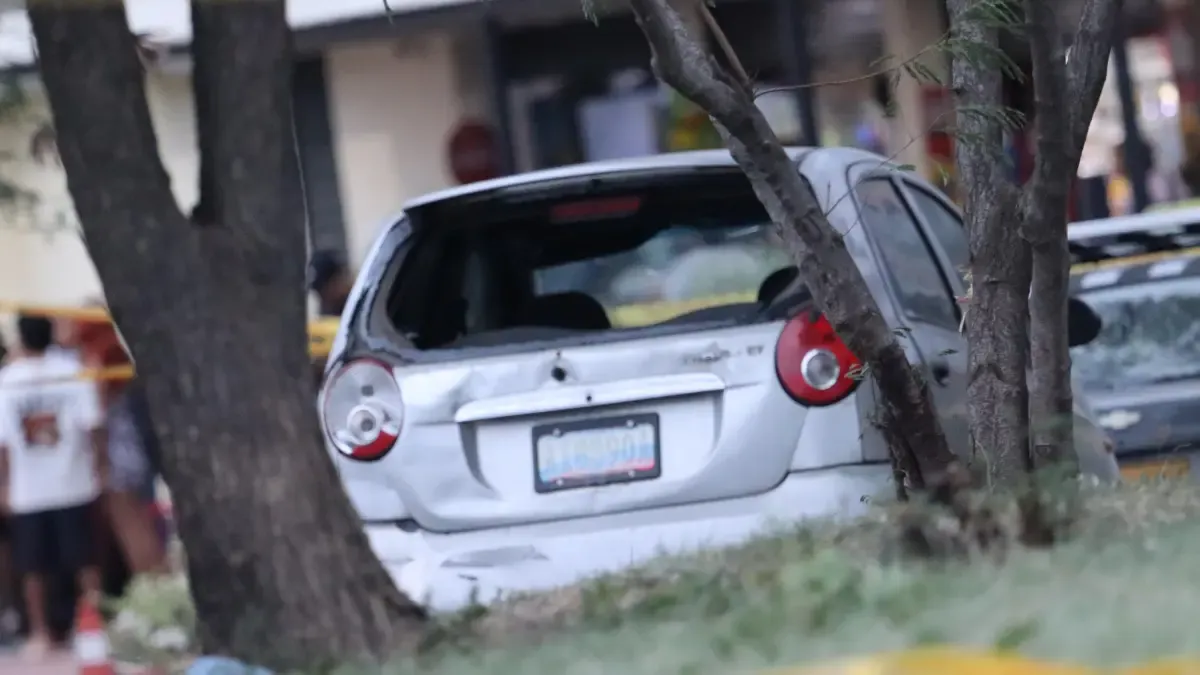 La patrulla policial fue salvada por 10 metros

 – Desde dentro