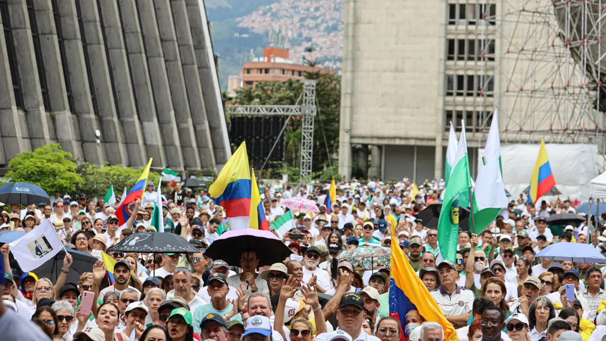 Protesta masiva en el Alpujarr en el rechazo de la Ley del Presidente del Presidente Gustavo Petro en Medellín

 – Desde dentro