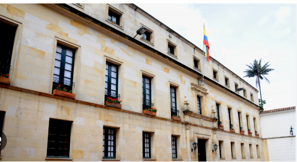 No se puso de pie: la canciller colombiana Laura Sarabia, renuncia después de anunciar Alfredo Saade, que garantiza la entrega de pasaporte

 – Desde dentro