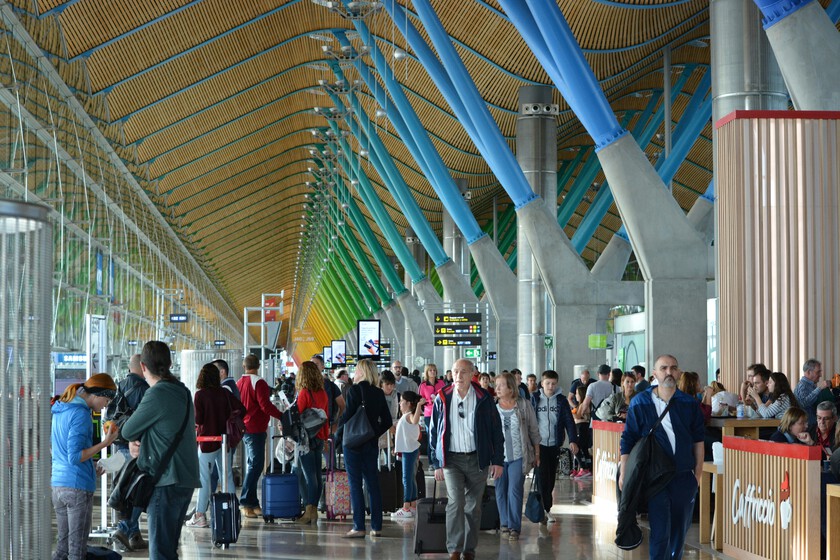 Si alguien creyera que el turismo nacional había entrado en la «crisis» este verano, Aena tiene algo que decir:

 – Desde dentro