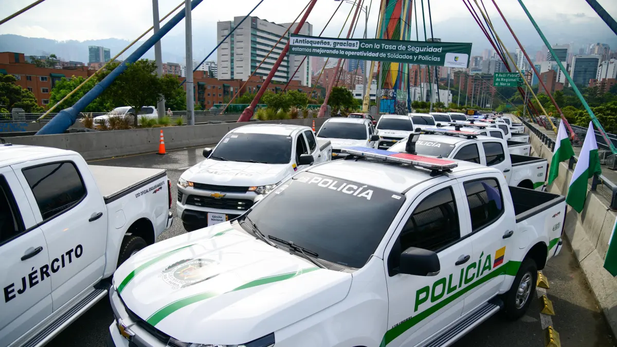 El gobernador de Antioquia entregó 49 camiones para el ejército natal, y la policía compró detrás del «indicador de seguridad»

 – Desde dentro