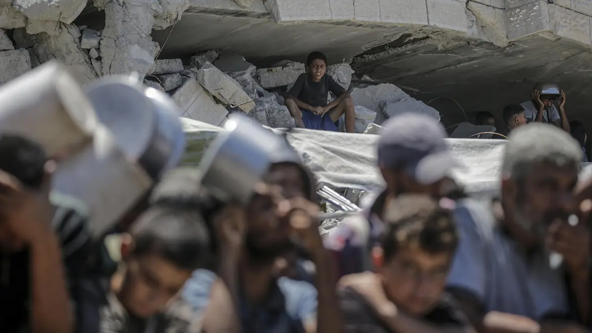 Veinte y docena de personas resultaron heridas después de girar un camión con ayuda humanitaria en la tira de Gaza

 – Desde dentro