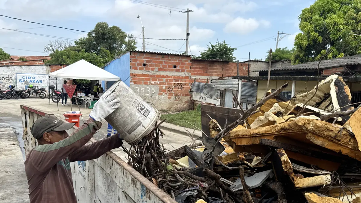 Barranquilla retira 400 m³ de desechos en el distrito de El Bosque para evitar la contaminación en el arroyo León y Ciénaga de Mallorquín

 – Desde dentro