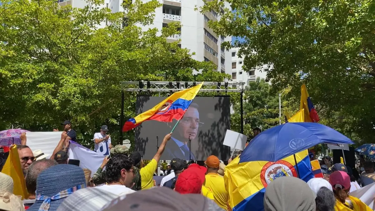 Los ciudadanos se reunieron en Washington en apoyo del ex presidente Álvaro Uribe Vélez

 – Desde dentro