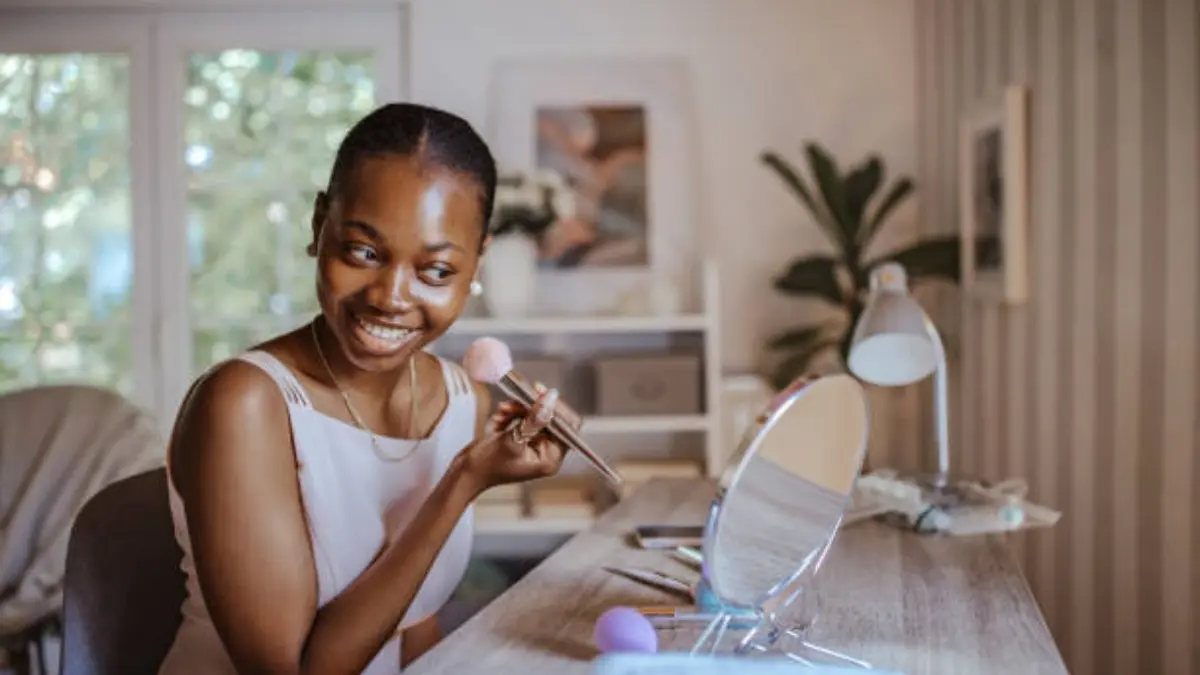 ¿Qué significa psicología que una persona usa maquillaje todos los días?

 – Desde dentro