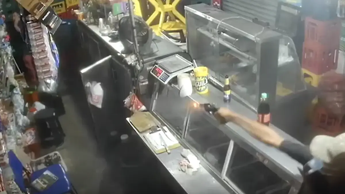 Por la tarde salió del folleto, fue a otra tienda por la noche y disparó: el rastro de un joven que amenazó al comerciante en Lucero

 – Desde dentro