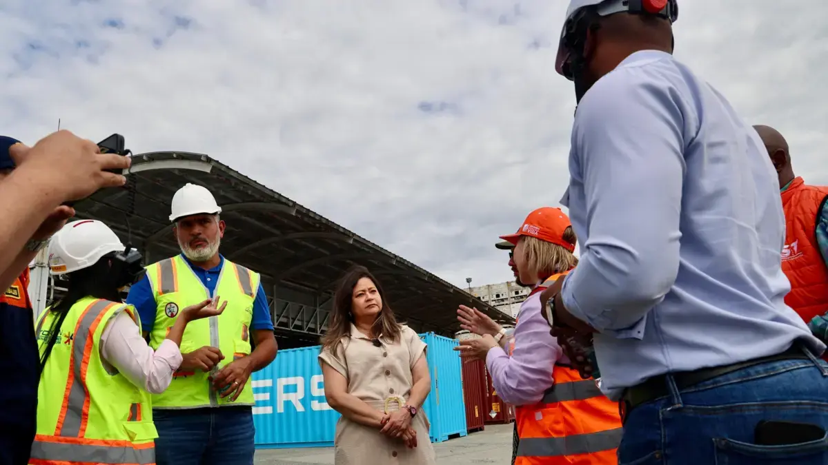 ¿Cuál fue la propuesta del Ministro de Transporte, María Fernanda Rojas para enfrentar el problema de los contenedores vacíos en Buenaventura?

 – Desde dentro