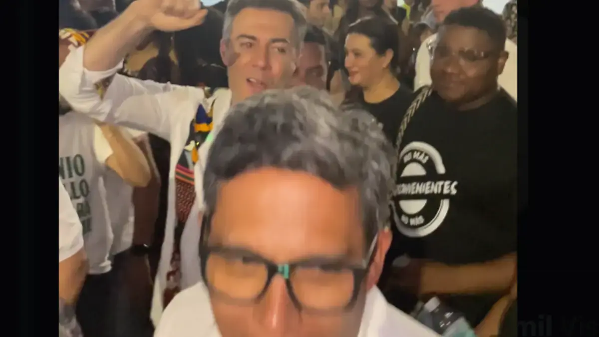 El ex alcalde de Medellín y el candidato presidencial dijeron que continuaba su campaña

 – Desde dentro
