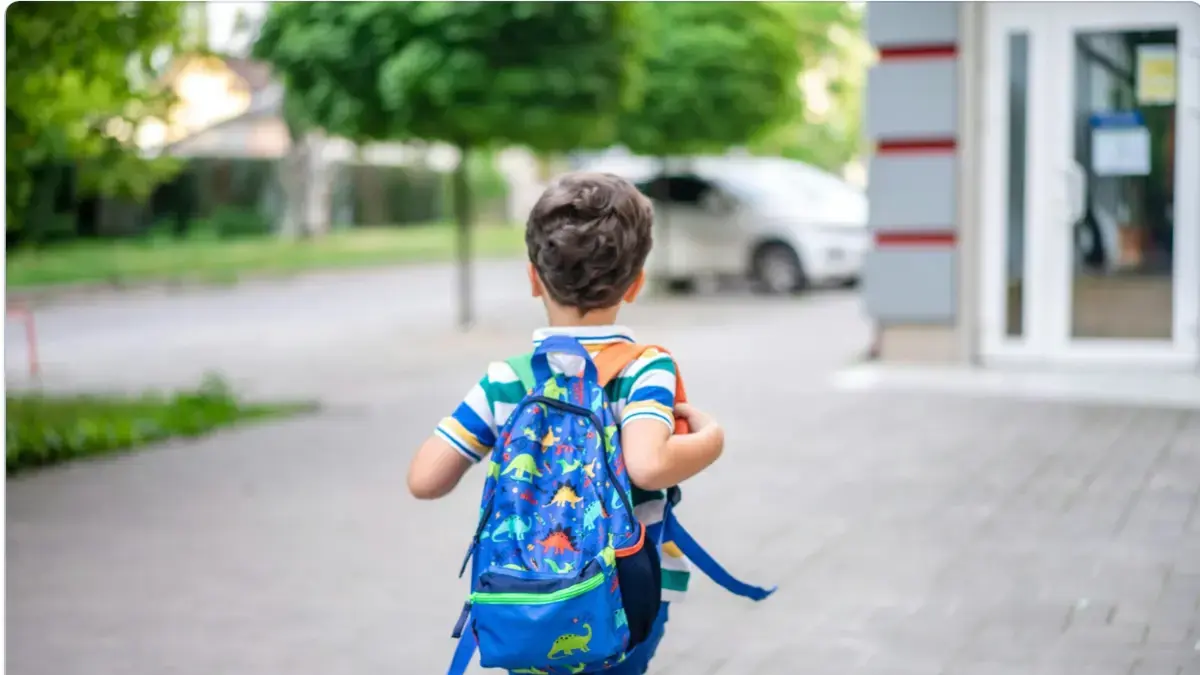 La ley de California dice que esta es la edad en la que los niños pueden ir solos en la escuela

 – Desde dentro