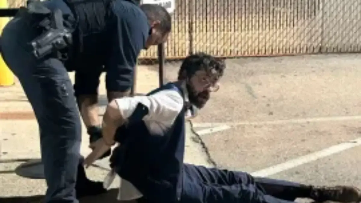 El hombre que se alega que lleva una bomba a una instalación de hielo en Texas y fue arrestado

 – Desde dentro
