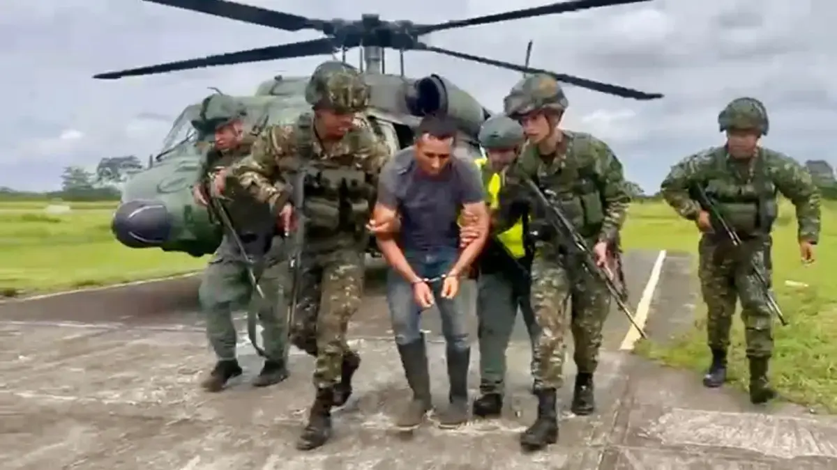 La comunidad trató de prevenir el hombre peligroso de los disidentes.

 – Desde dentro