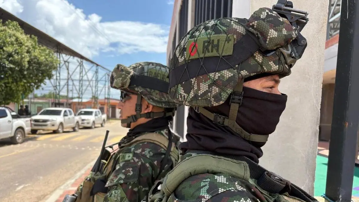 Ataques explosivos desactivados y armados al mismo tiempo contra los soldados del ejército

 – Desde dentro