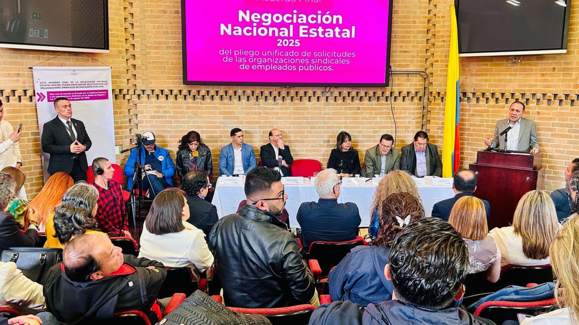 El gobierno y los sindicatos liberan el Acuerdo Nacional del Estado

 – Desde dentro