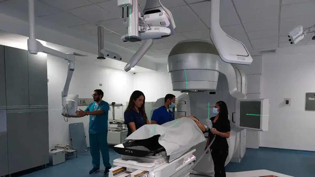 En Bucaramanga, crean un nuevo sistema de radioterapia, que según los expertos será menos sesiones y de manera más eficiente: es tecnología.

 – Desde dentro