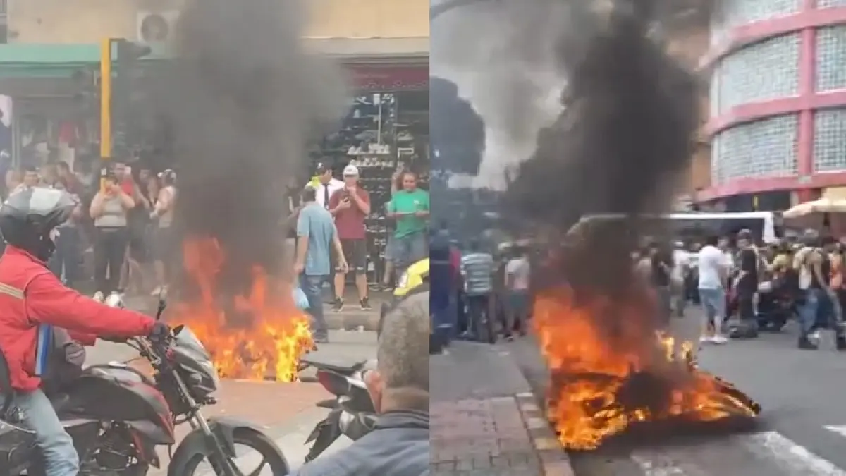 La comunidad prendió fuego a la motocicleta de los presuntos ladrones después de tratar de robar a una persona en Bucaramanga

 – Desde dentro