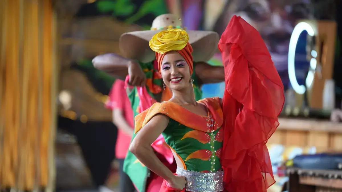 Presenta todo el espectáculo de baile de la costa y su programa Paseo de la Aurora

 – Desde dentro