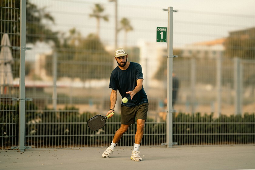 Hay un deporte que colonizó miles de canchas de tenis en los Estados Unidos y se extiende mucho en España: Pickleball

 – Desde dentro