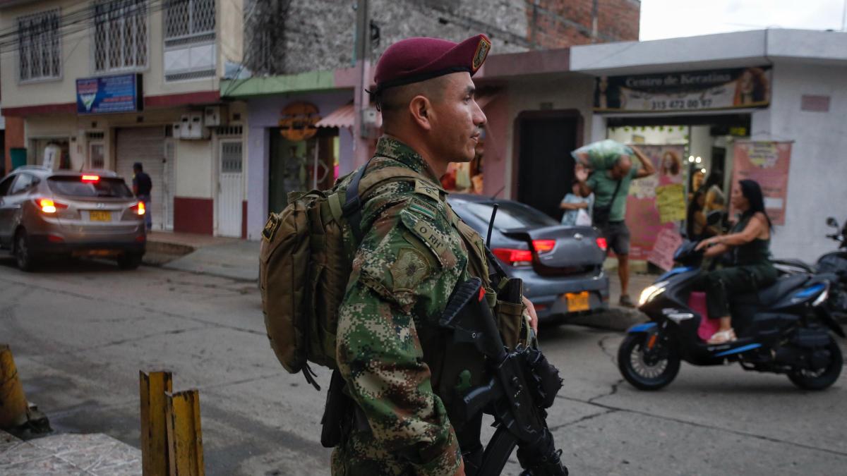 El hecho dejó a dos civiles heridos

 – Desde dentro