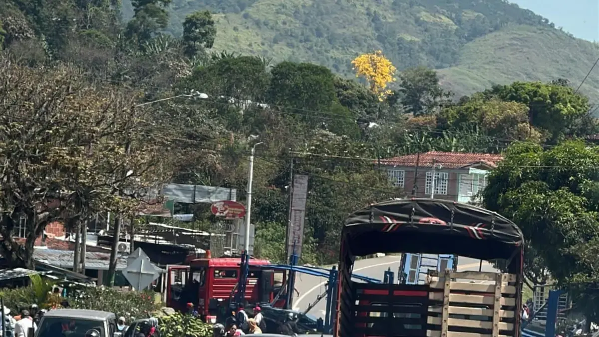 Los gremios advierten la crisis en Cauca; Hay barricadas que evitan vehículos entre Cali y Popayán

 – Desde dentro