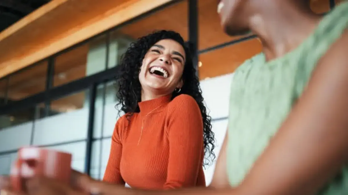 ¿Qué dice la psicología de las personas que se ríen mucho después de un momento tenso?

 – Desde dentro