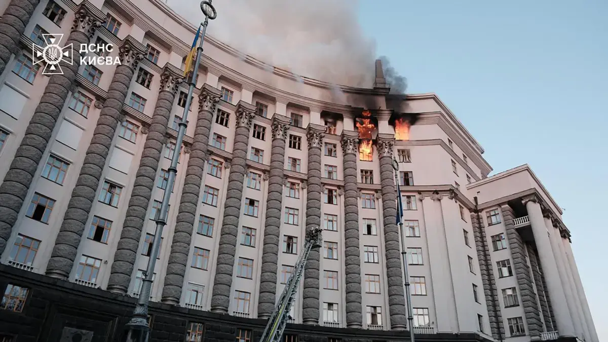Rusia lanza más de 800 drones y misiles en el ataque aéreo más grande contra Ucrania y destruye parte de la sede del gobierno en Kiev.

 – Desde dentro