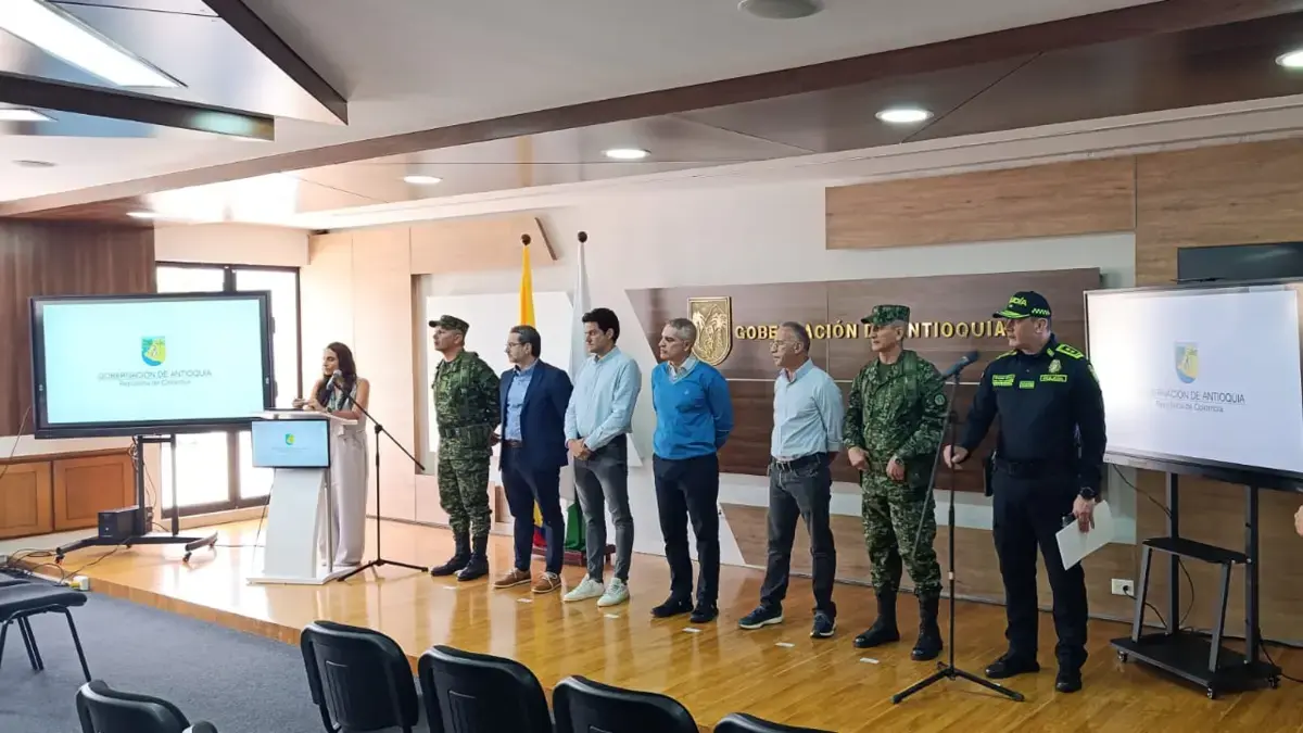 Más de 100 uniformados fortalecerán la fuerza en Medellín después de un ataque de explosivos a Torre de Energy en Loreto

 – Desde dentro