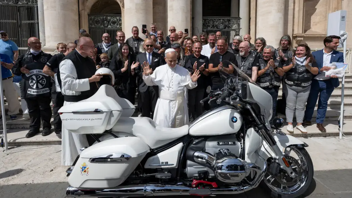 Papa Leo XIV subastando un Blettblete y firmado en el Vaticano; Los fondos se utilizarán para construir una escuela en Madagascar

 – Desde dentro
