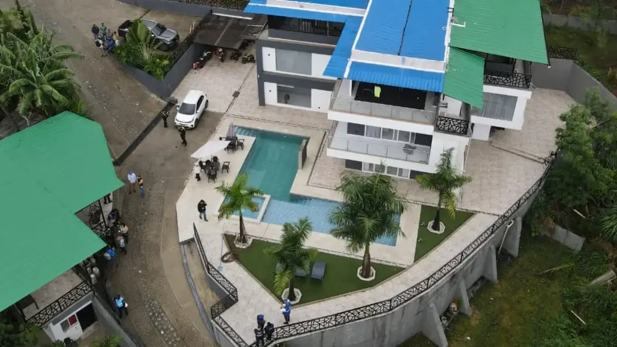 Consecuencias para los invasores de la tierra del tamaño del estadio de Guerrero Pascual: no hubo cambios, sino una residencia con un jacuzzi y una piscina en Cali

 – Desde dentro