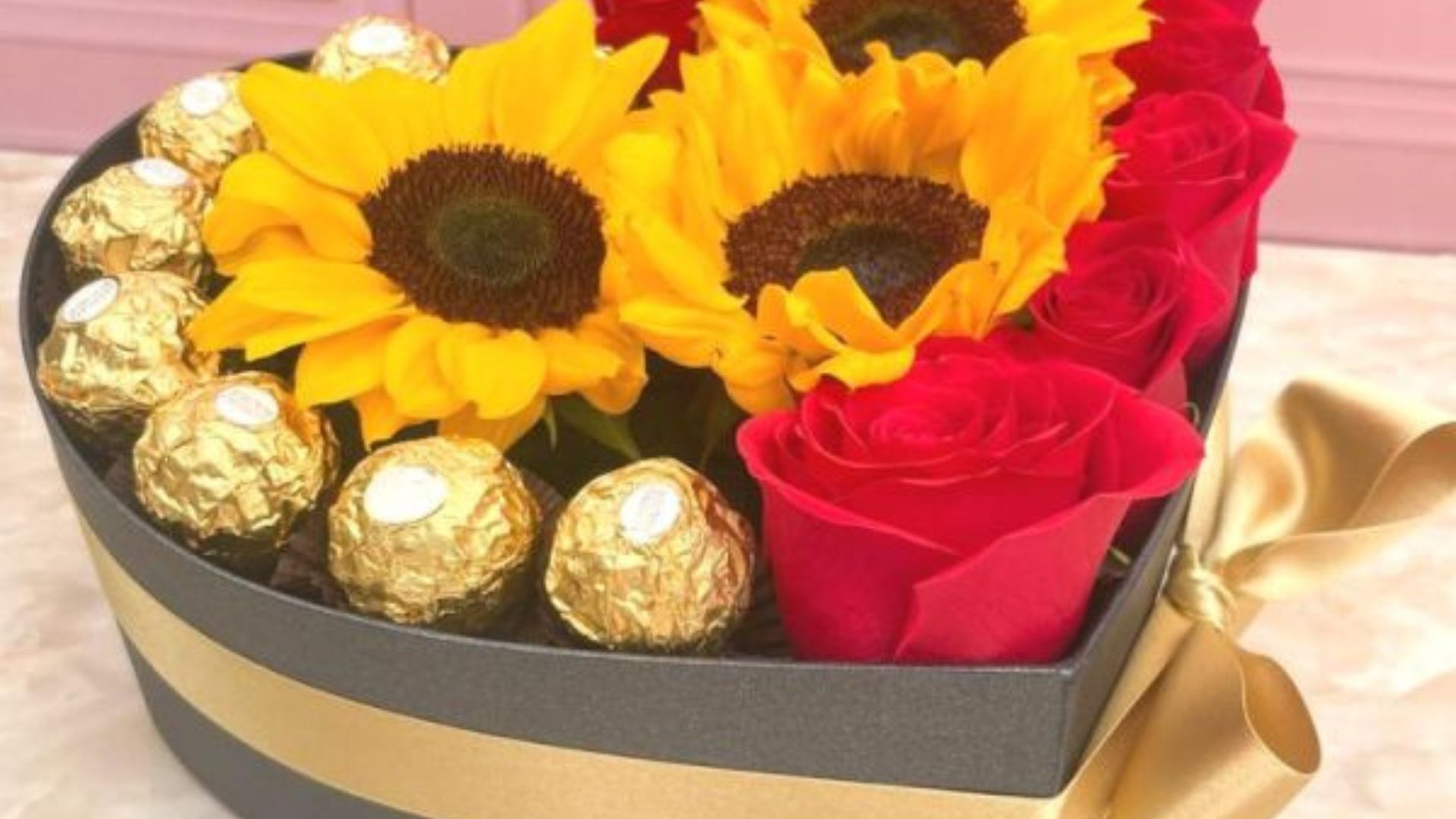 Así, la economía se está moviendo durante la celebración del amor y la amistad.

 – Desde dentro