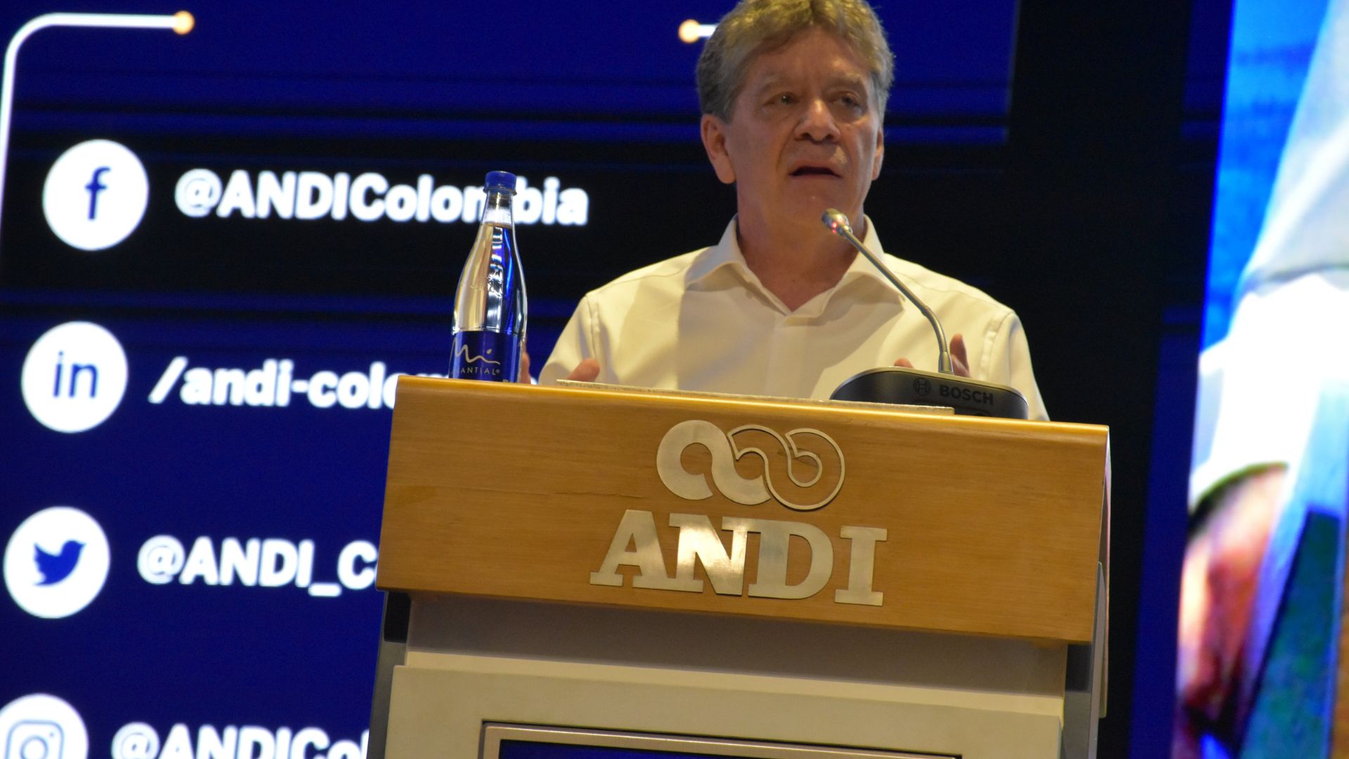 Andi se refiere a las consecuencias que una descripción podría traer

 – Desde dentro