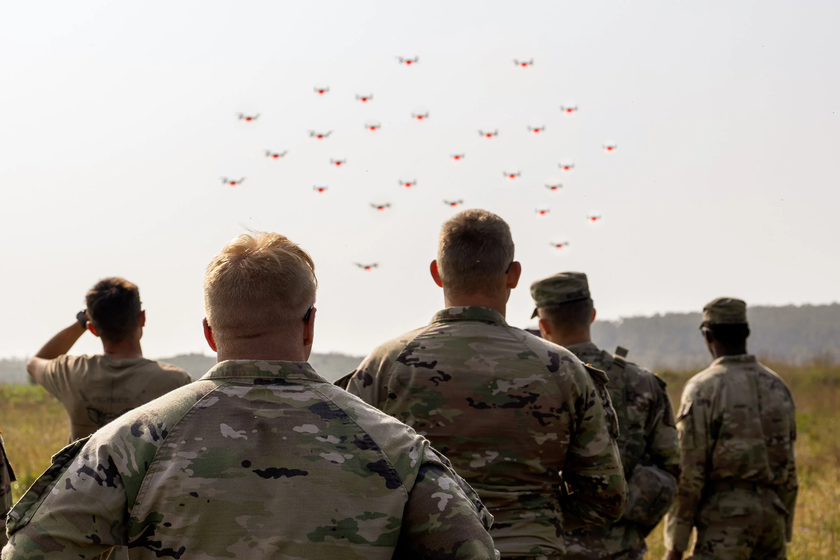 un ejército de drones de combate

 – Desde dentro